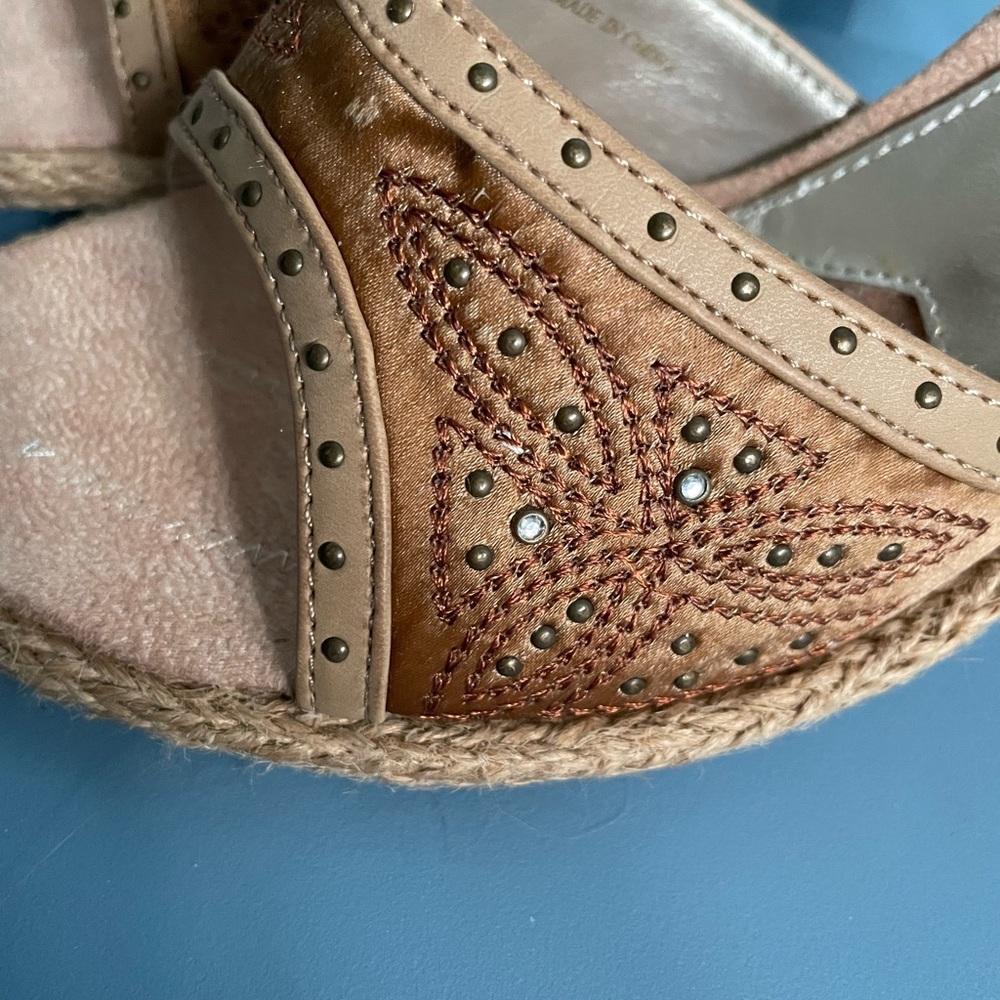 Women's Tan Embossed Heel - Picture 5 of 8